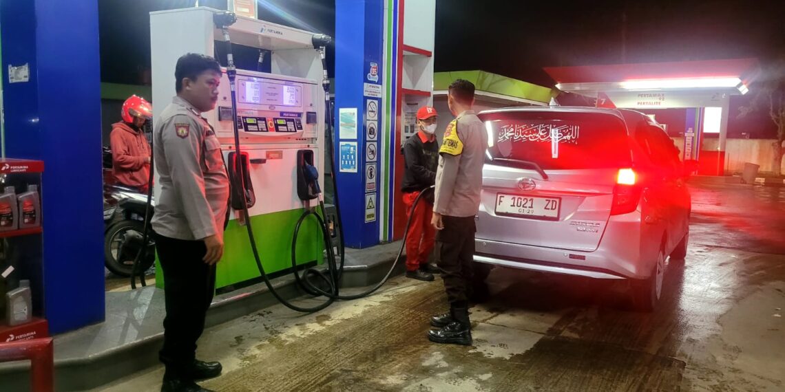 Polisi Polsek Sukalarang Giat Patroli Dialogis Malam Antisipasi Gangguan Kamtibmas Di SPBU