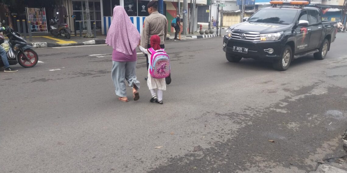 Polsek Gunungpuyuh Rutin Laksanakan Gatur Pagi, Agar Terciptanya Kamseltibcar Lantas di Pagi Hari di Wilayah Hukum Polsek Gunungpuyuh