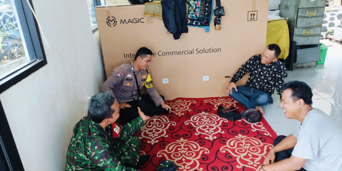 Dekati warga Babinkamtibmas bersinergi dengan Babinsa Sambangi Warga dan Berikan Imbauan Kamtibmas