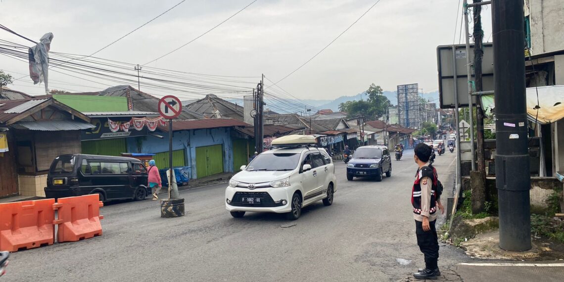Ciptakan Kamseltibcarlantas, Polsek Citamiang Gelar Pelayanan Rutin Gatur Siang hari