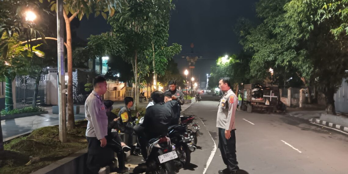 Antisipasi Tindak Kejahatan, Polsek Cikole Giatkan Patroli Malam