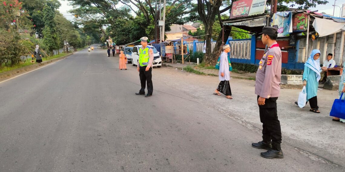 Sholat Idul Fitri 2024. Polsek Baros sigap berikan rasa aman,nyaman kepada masyarakat