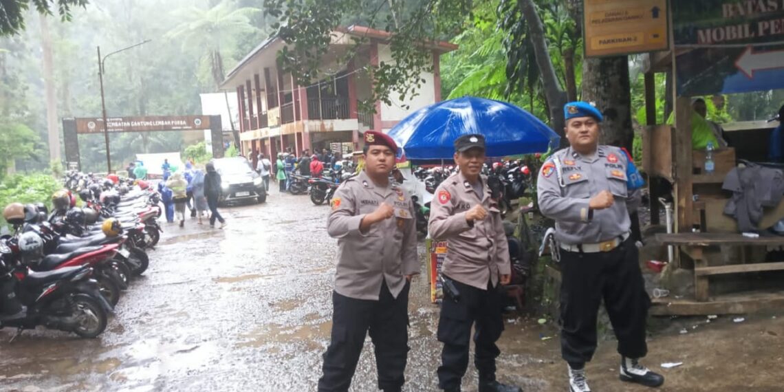 Polsek Kadudampit Himbau Pengunjung Antisipasi Gukamtibmas dan Kecelakaan Di Obyek Wisata Situgunung