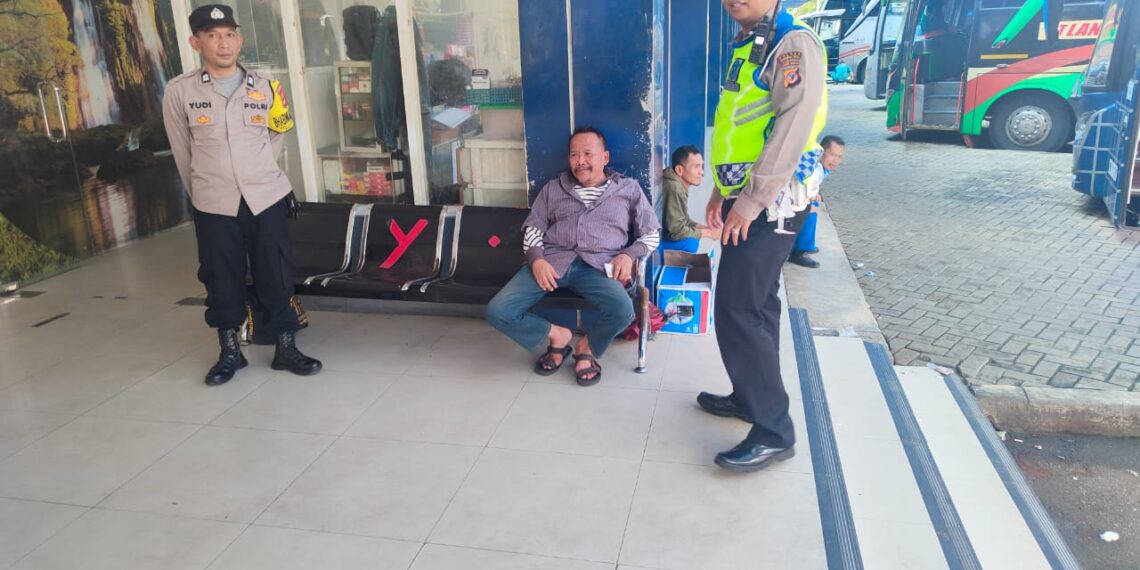 Puncak Arus Balik, Bhabinkamtibmas Jayamekar Efektifkan Pesan Kamtibmas kepada Pemudik