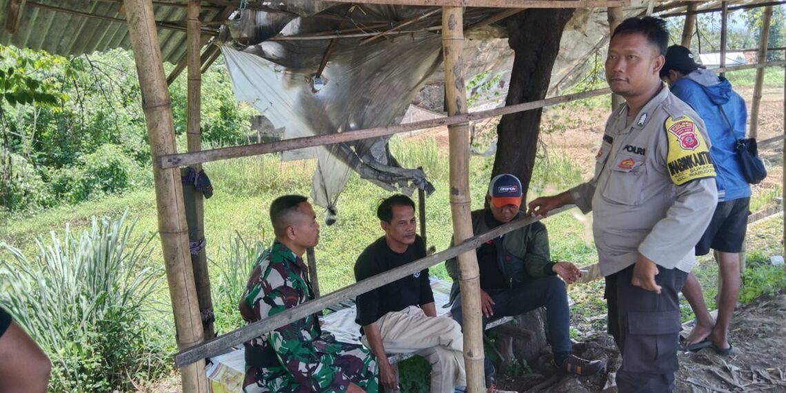 Bhabinkamtibmas Bersinergi dengan Babinsa Sambangi Warga Untuk Tingkatkan Harkamtibmas