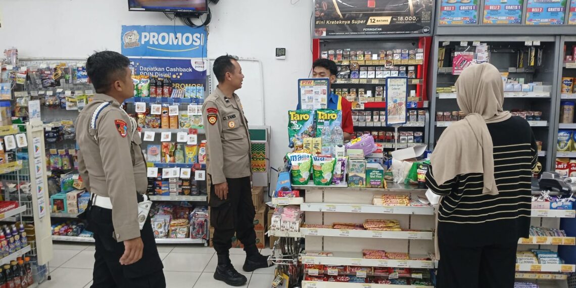 Polsek Sukalarang Patroli Toko Minimarket dan Dialogis dengan Karyawan