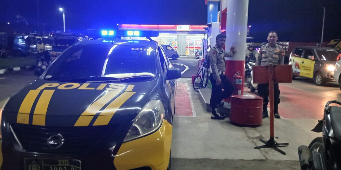 Personil Polsek Sukalarang Laksanakan Patroli Ke SPBU Antisipasi Kerawanan Malam