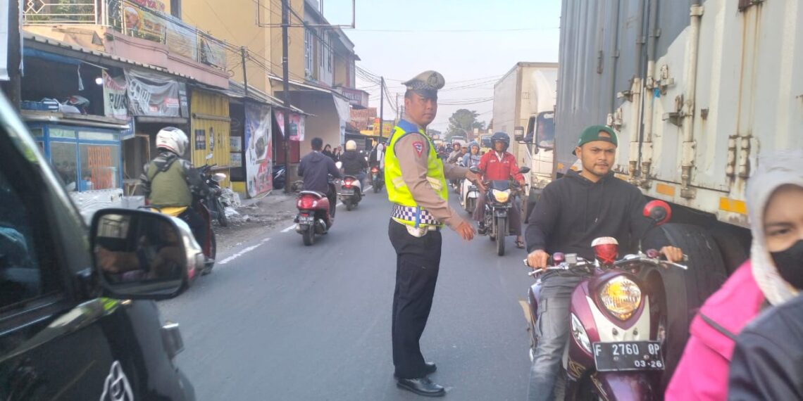 Antisipasi Kemacetan Pagi, Unit Lantas Polsek Sukalarang Melaksanakan Gatur Lalin Saat Jam Masuk Karyawan