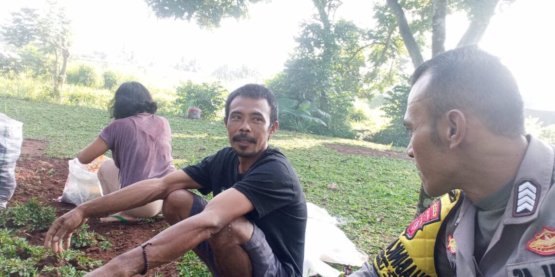 Personil Anggota Polsek Lembursitu Laksanakan Giat Silaturahmi Terhadap Warga Wilayah Kelurahan Sindangsari