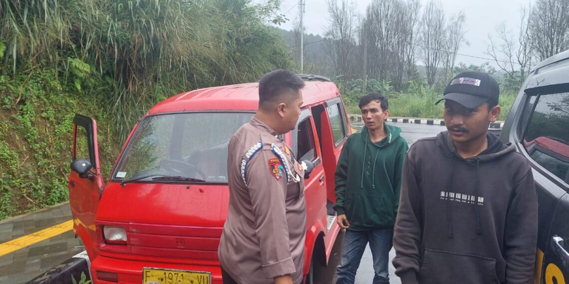 Kanit Provos Polsek Kadudampit laksanakan. Patroli sampaikan himbauan Kamtibmas untuk Antisipasi gukamtibmas