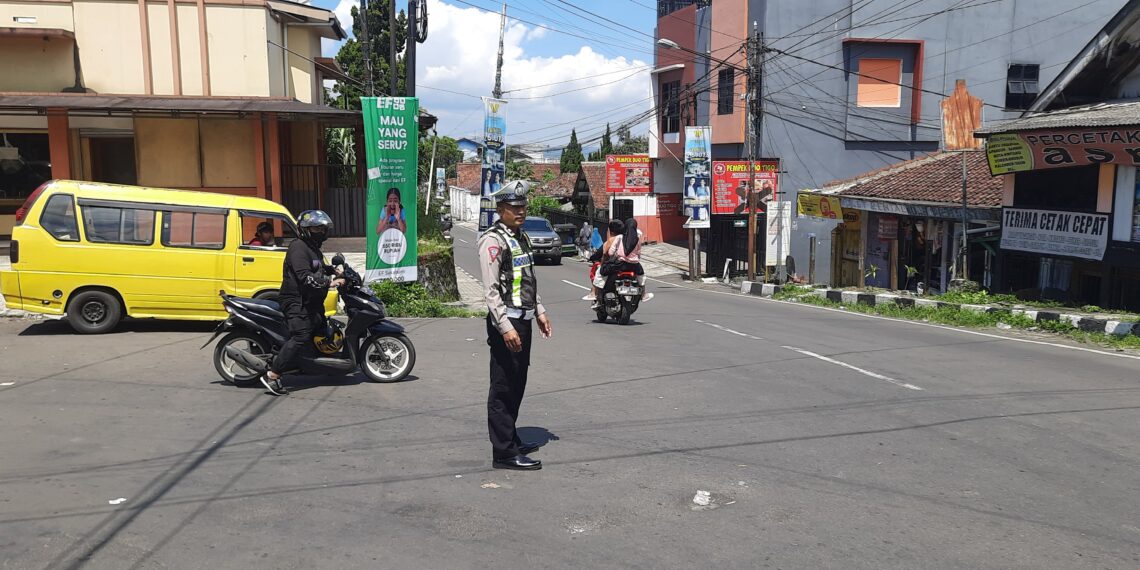 Gatur Lalu Lintas Polsek Warudoyong Paska melintas Kereta Api Pangrango