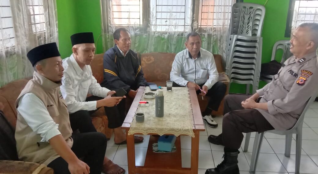 Kanit Binmas Polsek Cibeureum Sambangi Tokoh Masyarakat Sampaikan Pesan Kamtibmas