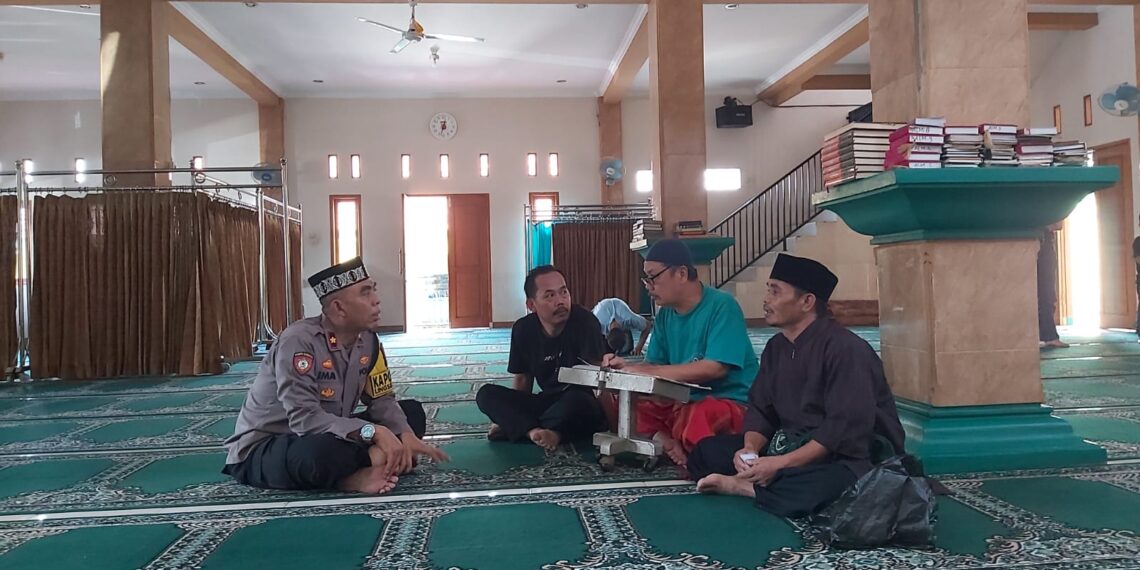 Jum’at Curhat. Kapolsek Baros bersama DKM Masjid  Al. Muamanah sampaikan Pesan kamtibmas
