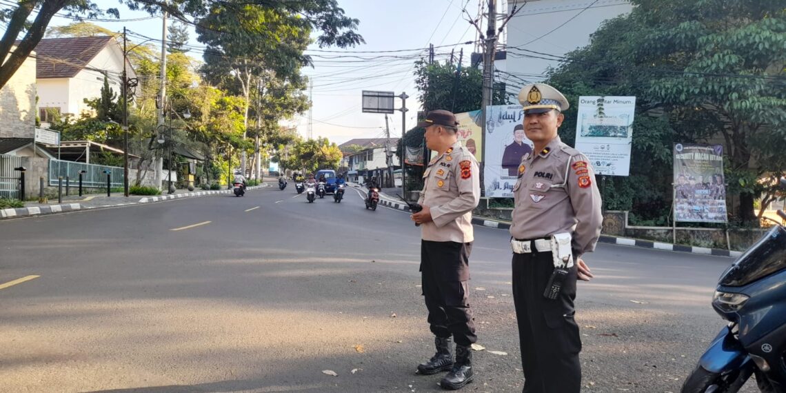 Cegah Laka Lantas: Polsek Cikole Laksanakan Giat Lalu Lintas