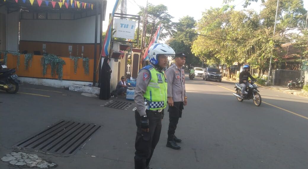 Unit Lantas Polsek Cikole Berikan Pelayanan Pengaturan Pagi