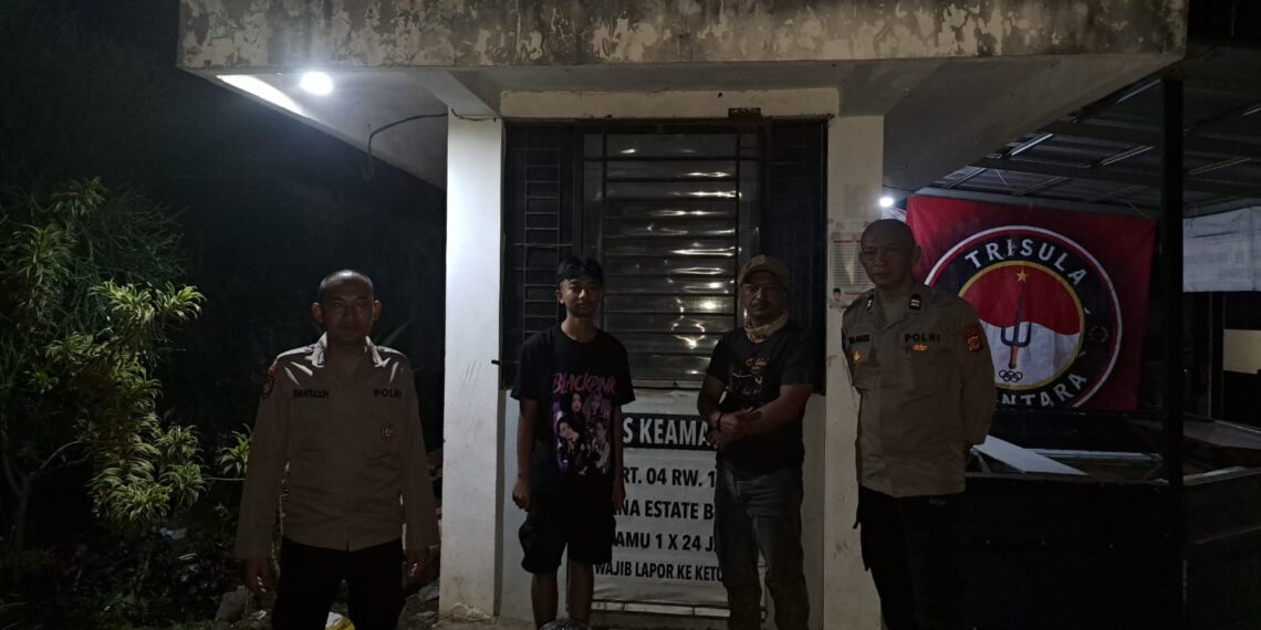 Patroli di Jam Rawan: Polsek Cikole Laksanakan Patroli Pada Malam Hari