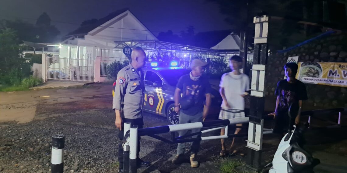 Patroli di Jam Rawan: Polsek Cikole Laksanakan Patroli Pada Malam Hari