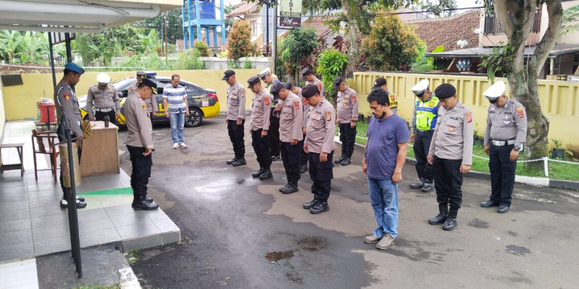 Apel Pagi di Mako Polsek Cikole Sekaligus Pengecekan Personil Polri Sebelum Laksanakan Tugas