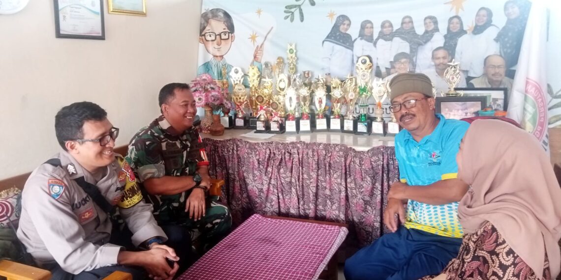 Sinergitas TNI – POLRI, Bhabinsa Bersama Bhabinkamtibmas Polsek Cibeureum Laksanakan Giat Pemantauan wilayah
