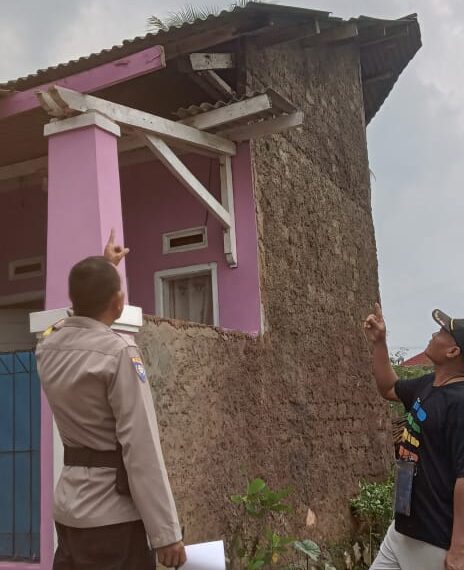 Pohon tumbang: Polsek Baros bersinergi Staf Kelurahan Jayamekar Sigap lakukan Evakuasi