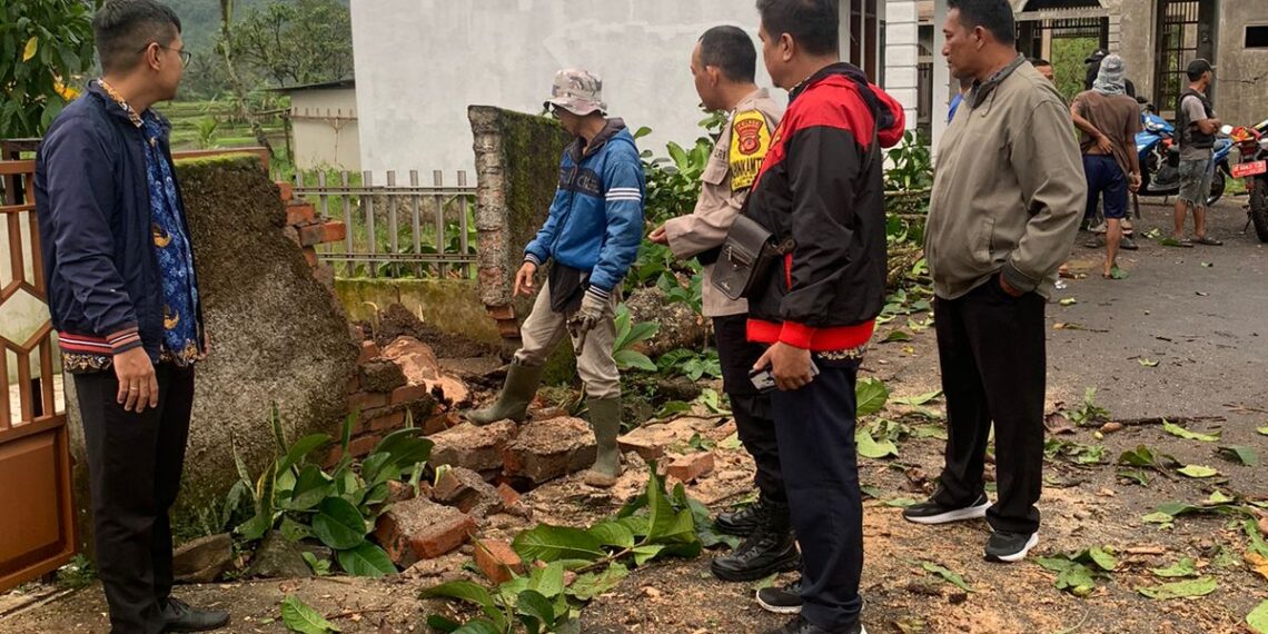 Pohon tumbang: Polsek Baros bersinergi Staf Kelurahan Jayamekar Sigap lakukan Evakuasi