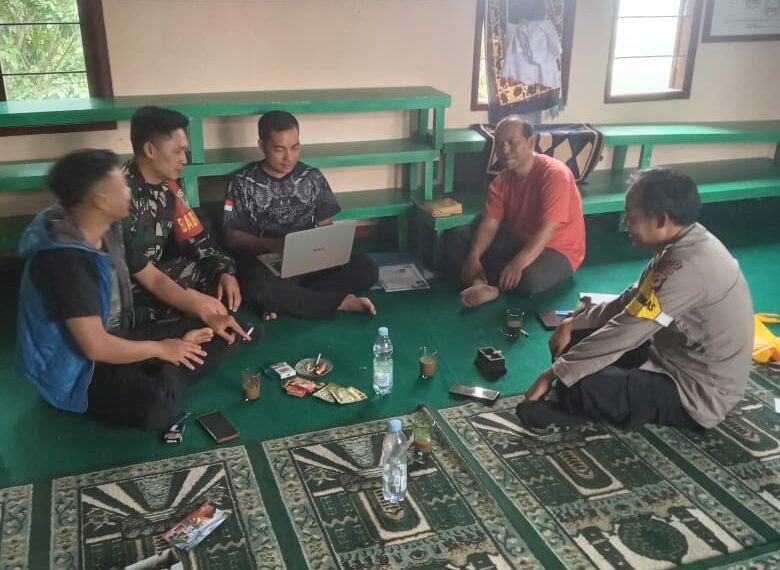Sinergitas TNI polri sambangi warga dan Berikan himbauan Kamtibmas