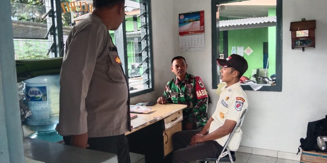 Bhabinkamtibmas Bersinergi dengan Babinsa Sambangi Warga untuk Tingkatkan Harkamtibmas