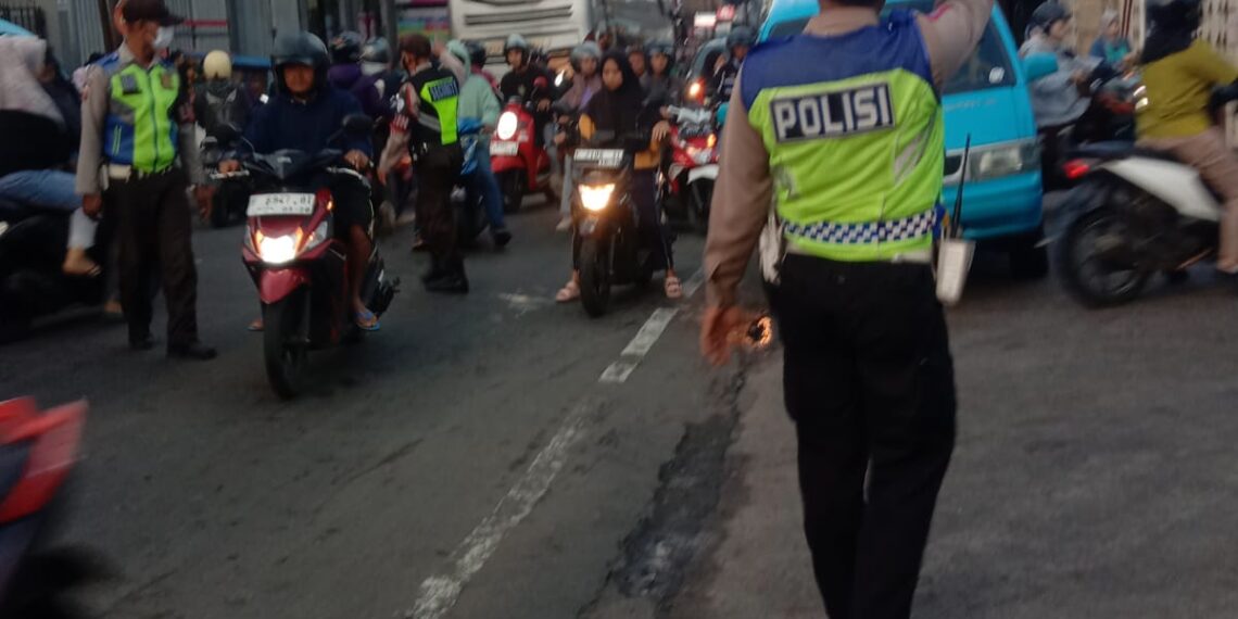 Guna Bantu Masyarakat yang Pulang Beraktifitas, Polsek Sukalarang Laksanakan Gatur Sore