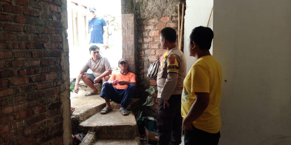Bhabinkamtibmas Bersinergi dengan Babinsa Sambangi Warga Untuk Tingkatkan Harkamtibmas