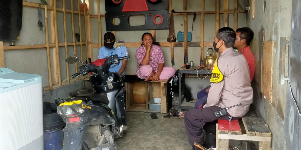 Bhabinkamtibmas Polsek Kadudampit Laksanakan Patroli Sampaikan Himbauan Kamtibmas untuk Antisipasi Gukamtibmas