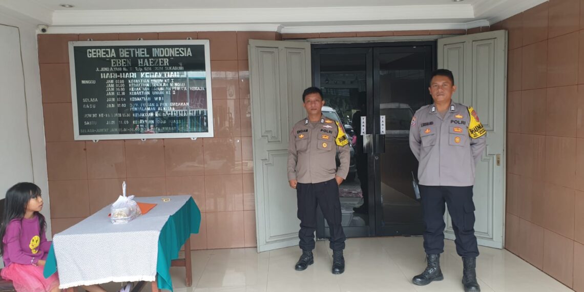Ciptakan Rasa Aman Kepada Jemaah Yang Sedang Melaksanakan Ibadah Mingguan, Anggota Polsek Gunungguruh Berikan Pengamanan Di Gereja