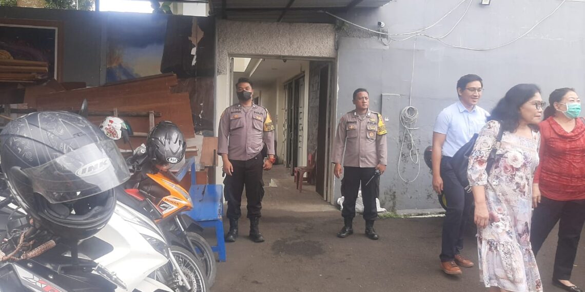 Personil Polsek Sukalarang Laksanakan PAM Ibadah Kebaktian di Gereja, Kristen Indonesia (GKI) Penginjil Kota Sukabumi