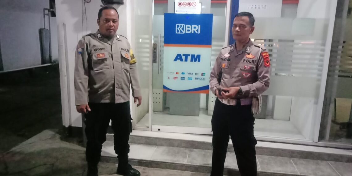 Polsek Sukalarang Patroli Malam Hari Kontrol ATM BRI Cegah Kejahatan Perbankan
