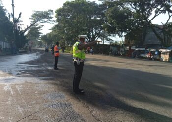 Anggota Polsek Baros Laksanakan Kegiatan Pengaturan Arus Lalu Lintas Dirawan Kemacetan