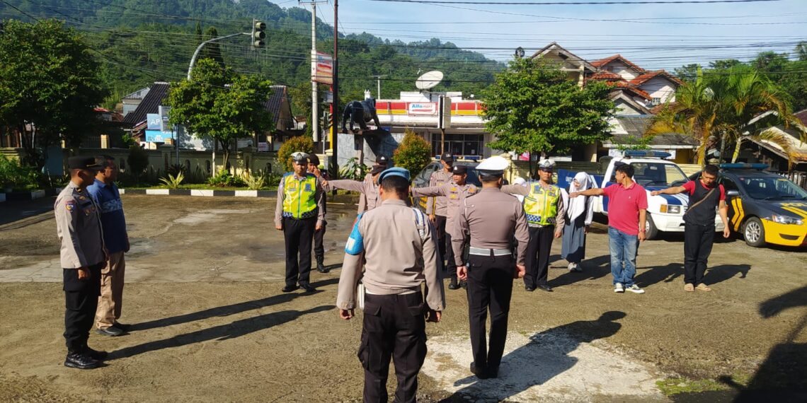 Gelar Apel Pagi, Polsek Baros Tingkatkan Siaga I Antisipasi Penetapan Hasil MK Capres dan Cawapres Pemilu 2024