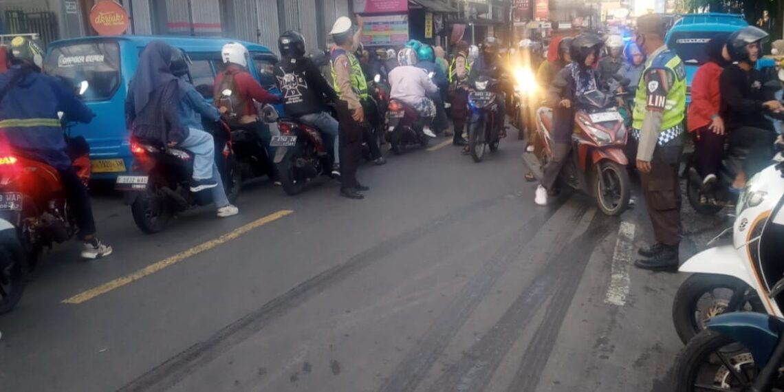 Antisipasi Kemacetan Pagi, Unit Lantas Polsek Sukalarang Laksanakan Gatur Lalin
