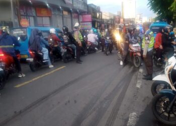 Antisipasi Kemacetan Pagi, Unit Lantas Polsek Sukalarang Laksanakan Gatur Lalin