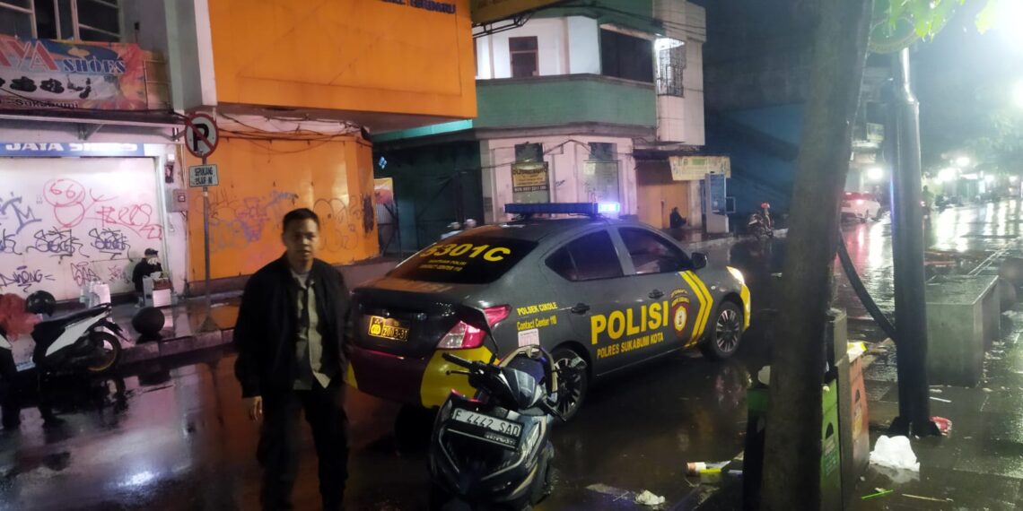 Unit Samapta Polsek Cikole Laksanakan Dialogis Saat Patroli Malam