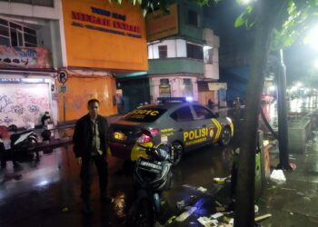 Unit Samapta Polsek Cikole Laksanakan Dialogis Saat Patroli Malam
