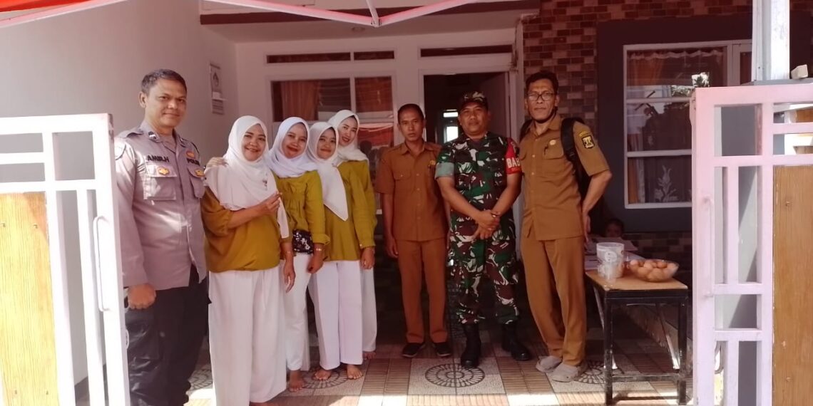 Sinergitas dengan TNI Babinsa Koramil Sukabumi Silaturahmi dan Sambang di Posyandu