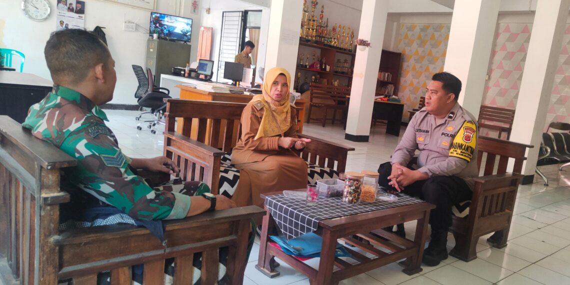 Sinergitas TNI – POLRI, Bhabinkamtibmas dan Babinsa Laksanakan Sambang ke Kantor Kelurahan