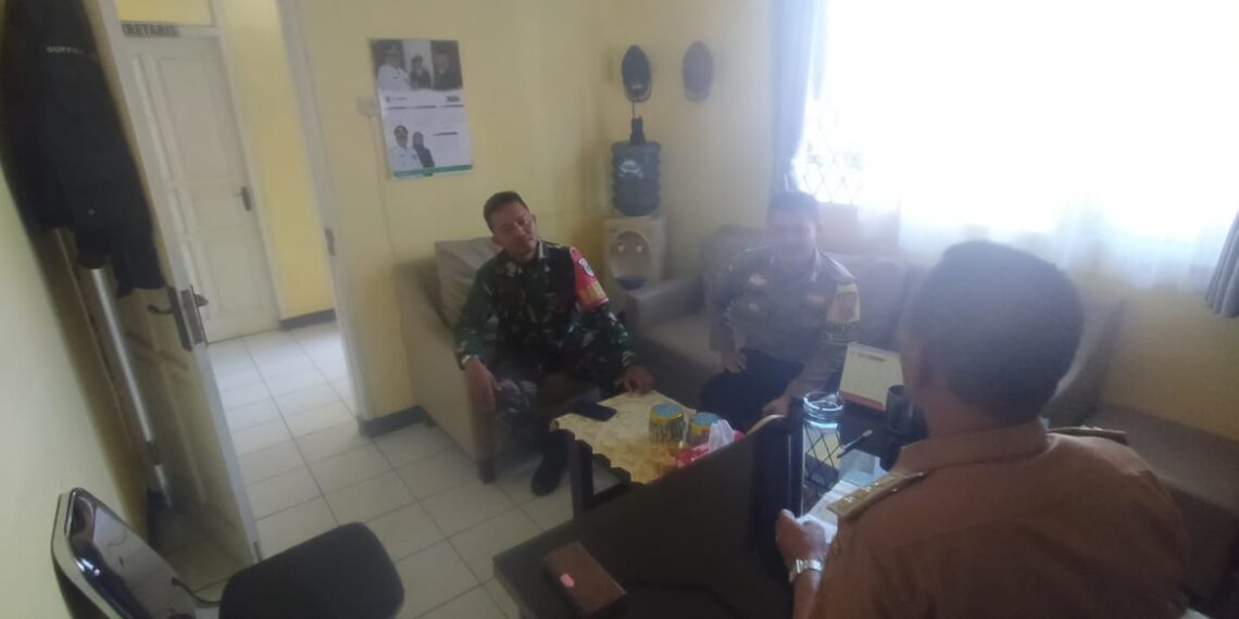 Sinergitas TNI – POLRI, Bhabinkamtibmas dan Babinsa Laksanakan Sambang ke Kantor Kelurahan