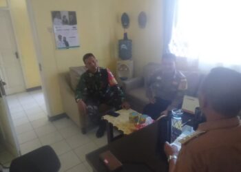 Sinergitas TNI – POLRI, Bhabinkamtibmas dan Babinsa Laksanakan Sambang ke Kantor Kelurahan