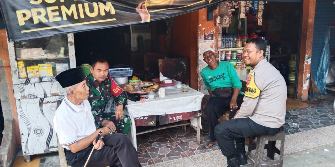 Bhabinkamtibmas Bersinergi dengan Babinsa Sambangi Warga Untuk Tingkatkan Harkamtibmas