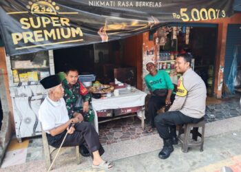 Bhabinkamtibmas Bersinergi dengan Babinsa Sambangi Warga Untuk Tingkatkan Harkamtibmas