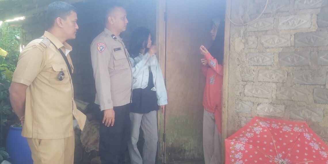 Lupa Jalan Pulang, Anggota Polsek Gunungguruh Bantu Antarkan Seorang Wanita ke Keluarga