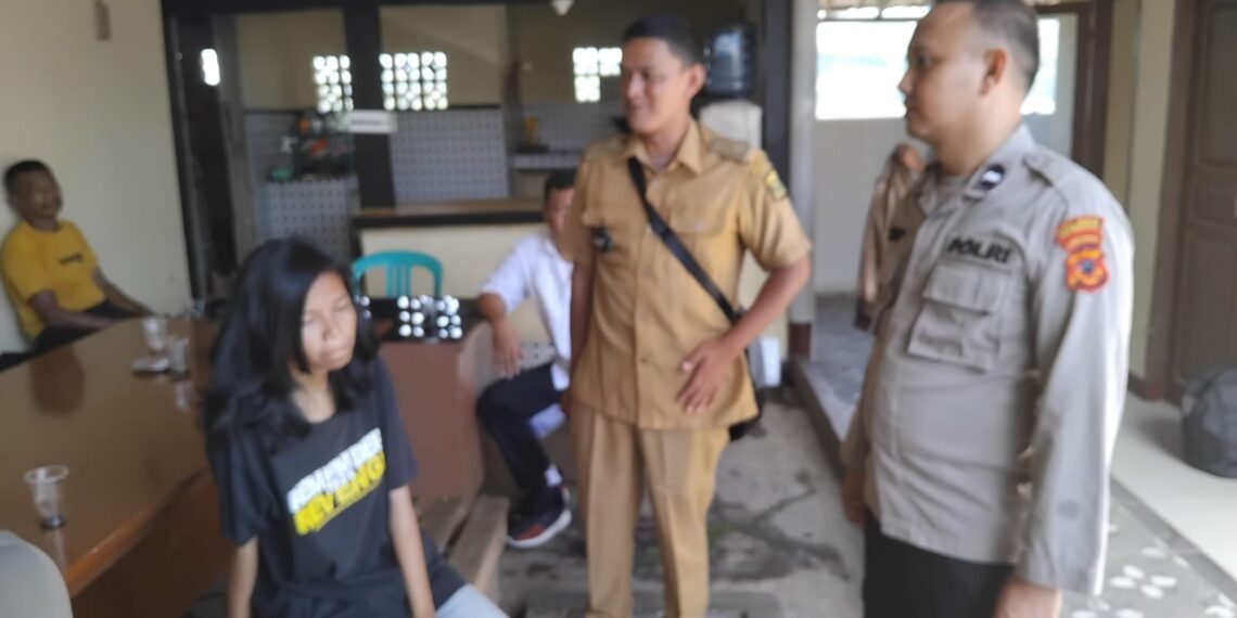 Aksi Heroik Polsek Gunungpuyuh Antar Wanita yang Lupa Jalan Pulang
