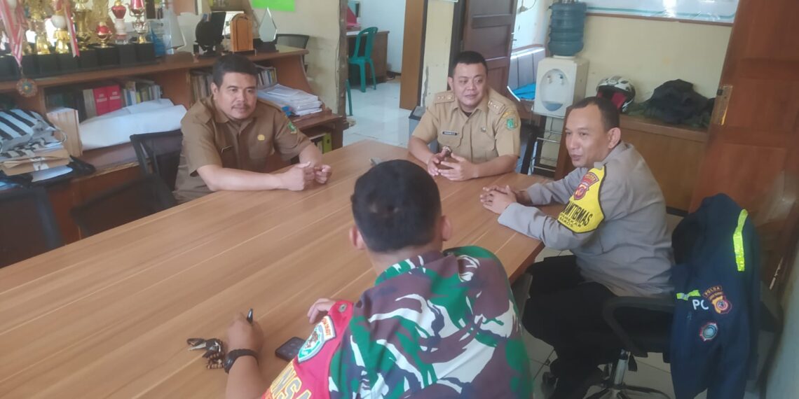 Sinegritas TNI- Polri Sambang Staf Kelurahan Jayamekar Sampaikan Pesan Kamtibmas