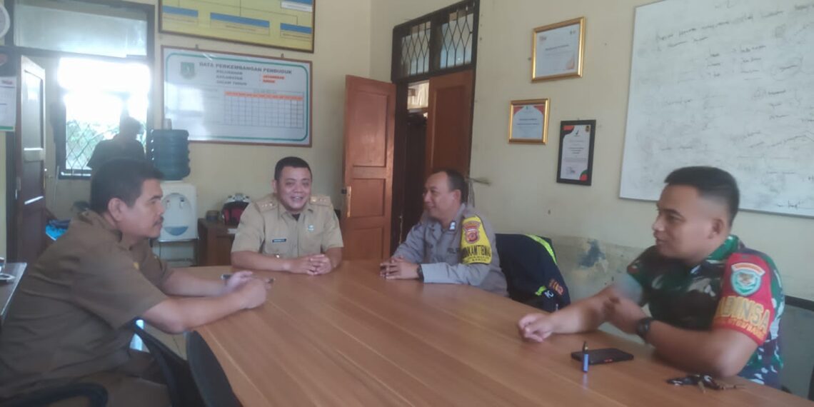 Sinegritas TNI- Polri Sambang Staf Kelurahan Jayamekar Sampaikan Pesan Kamtibmas