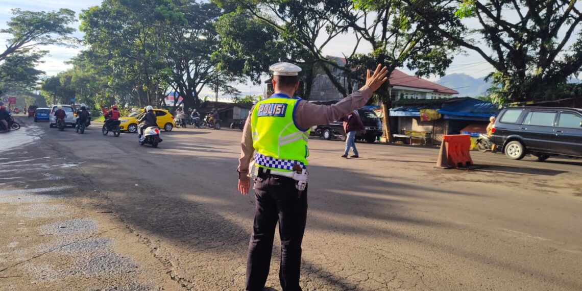 Berikan Rasa Aman kepada Pengguna Jalan, Polsek Baros Laksanakan Gatur Pagi